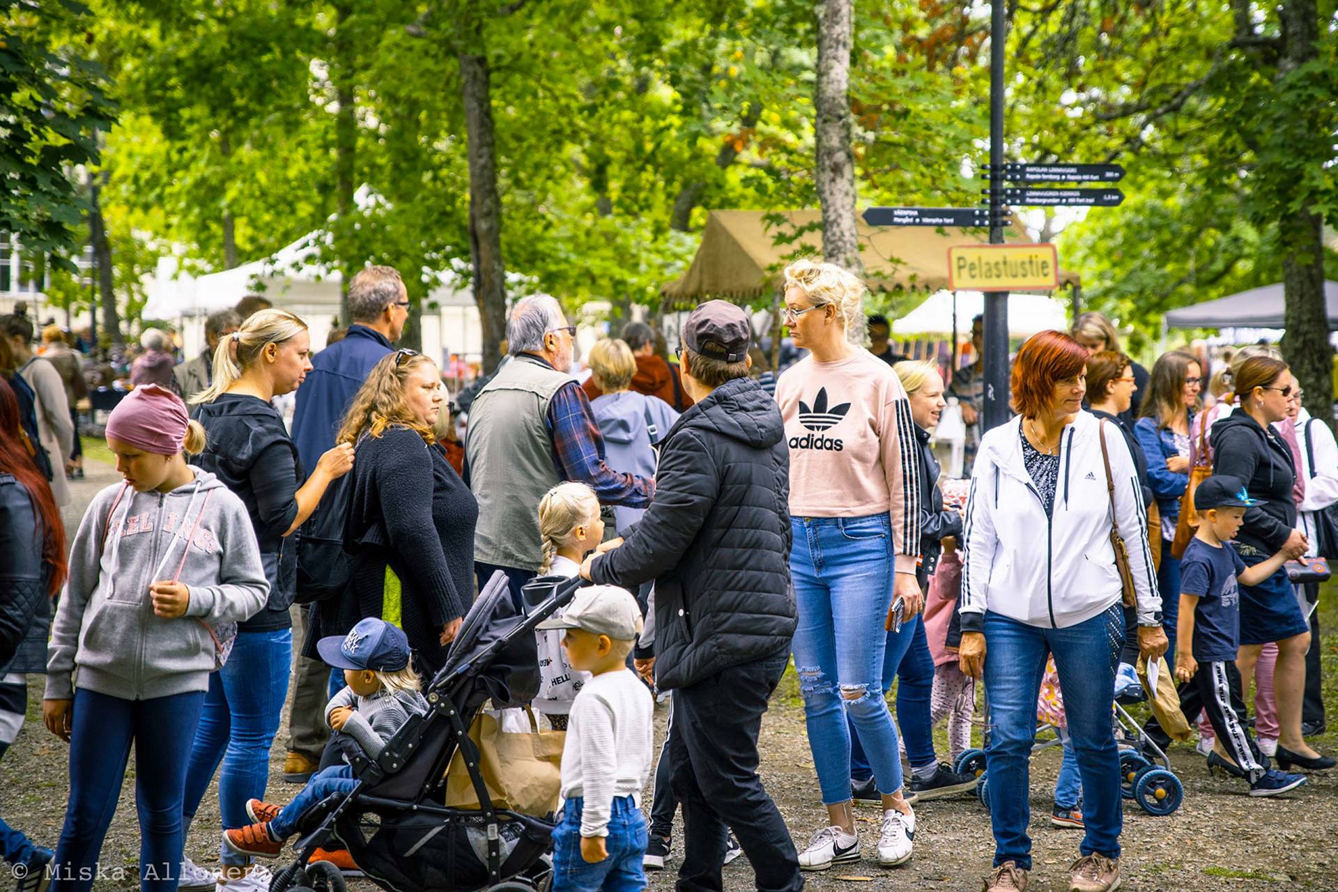 ihmisjoukko Voipaalan piha-alueella markkinoilla