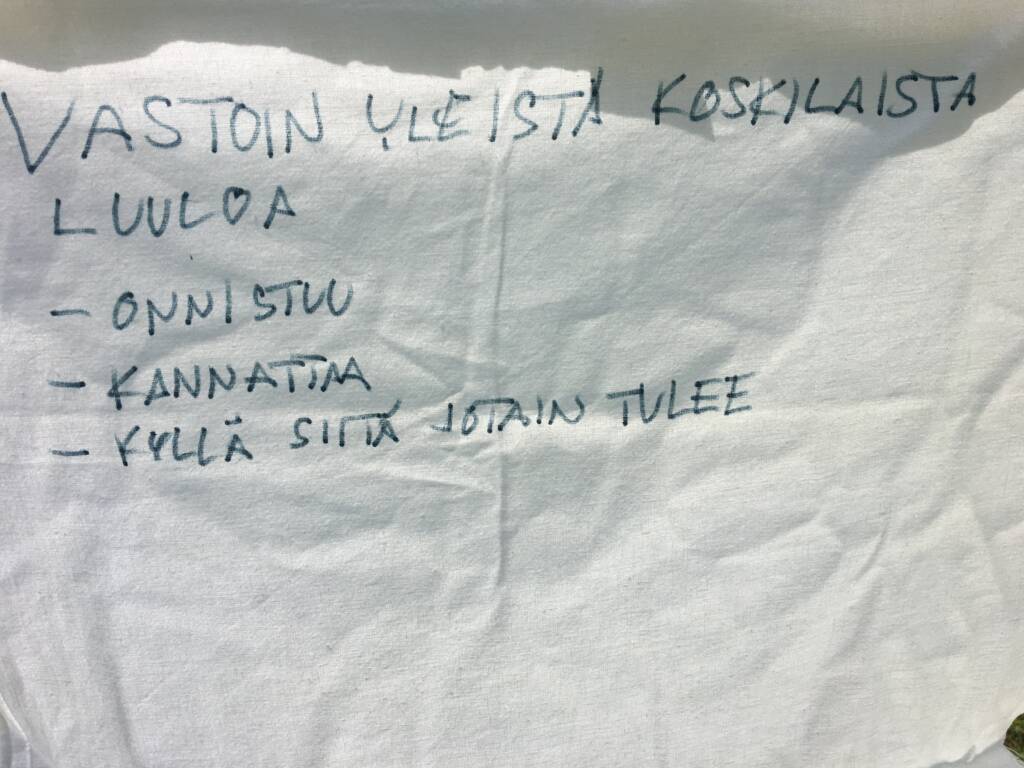 Lakanassa teksti: Vastoin yleistä koskilaista luuloa: onnistuu, kannattaa, kyllä siitä jotain tulee.