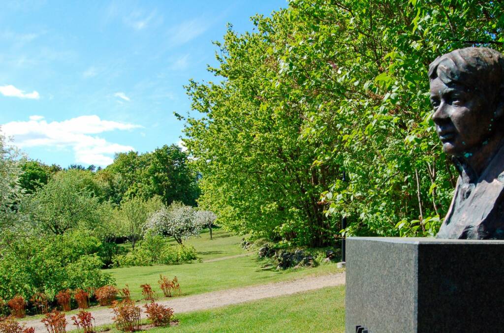 Voipaalan puutarhan patsas Kalle Carlstedt.