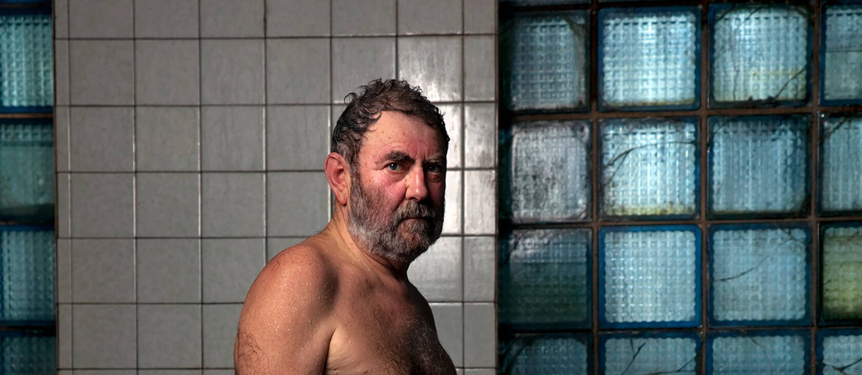 Kenneth Bambergin ottama valokuva vanhasta miehestä istumassa saunassa.