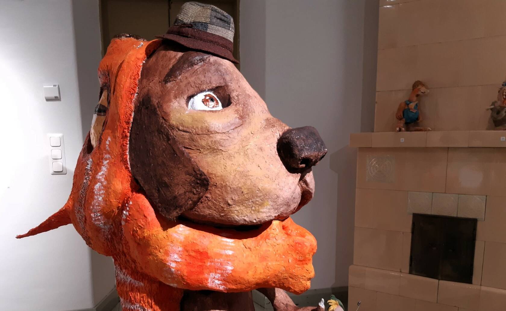 Paperiveistos koirasta.