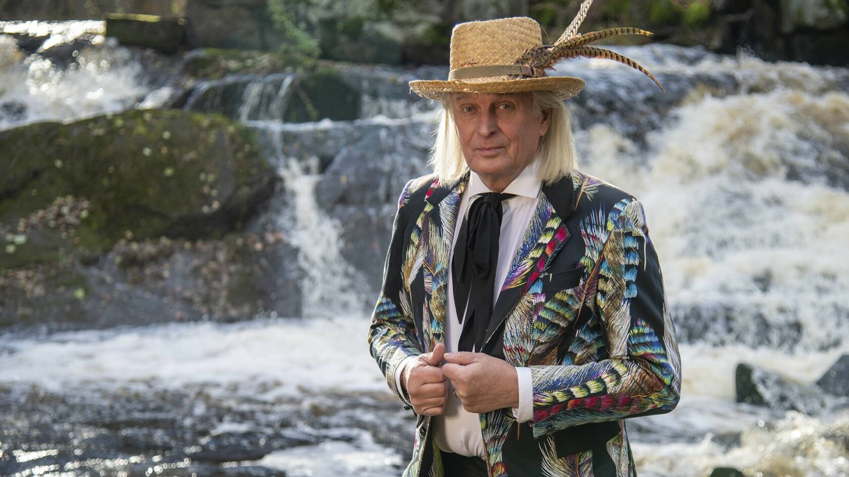 Jukka Rintala kosken edessä.